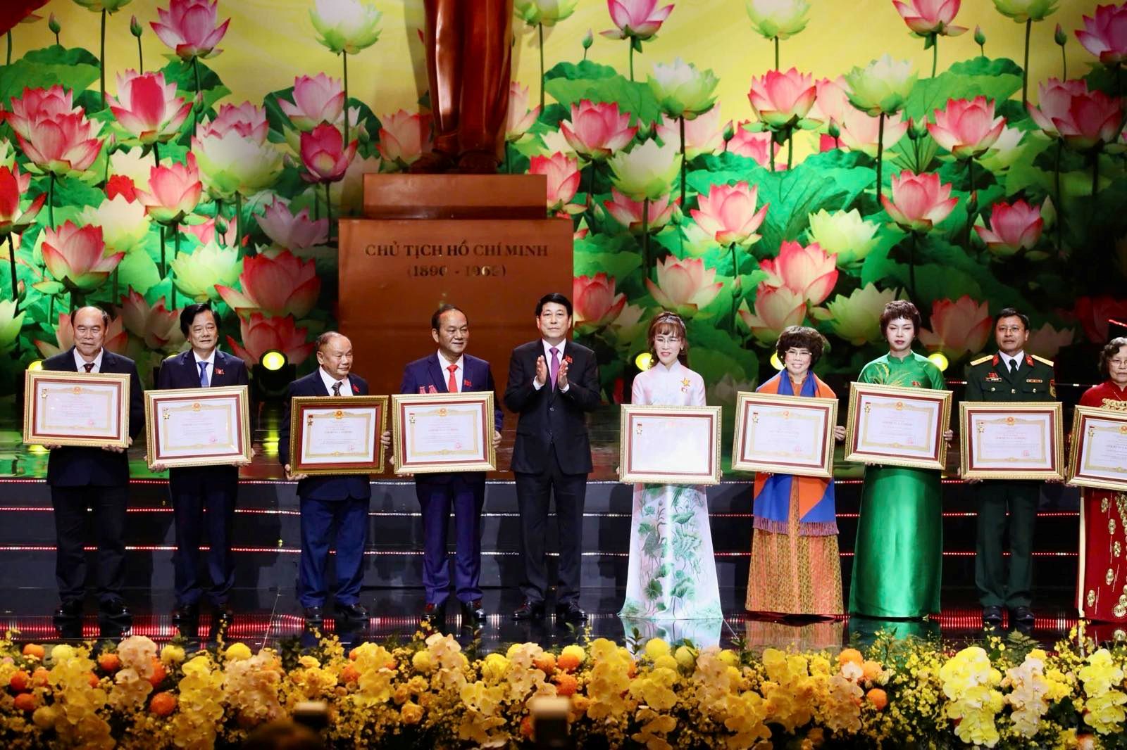 Tiến sĩ Nguyễn Thị Phương Thảo nhận danh hiệu Anh hùng Lao động: Biểu tượng bản lĩnh, nhân văn và hội nhập- Ảnh 2. Tiến sĩ Nguyễn Thị Phương Thảo nhận danh hiệu Anh hùng Lao động: Biểu tượng bản lĩnh, nhân văn và hội nhập- Ảnh 2.