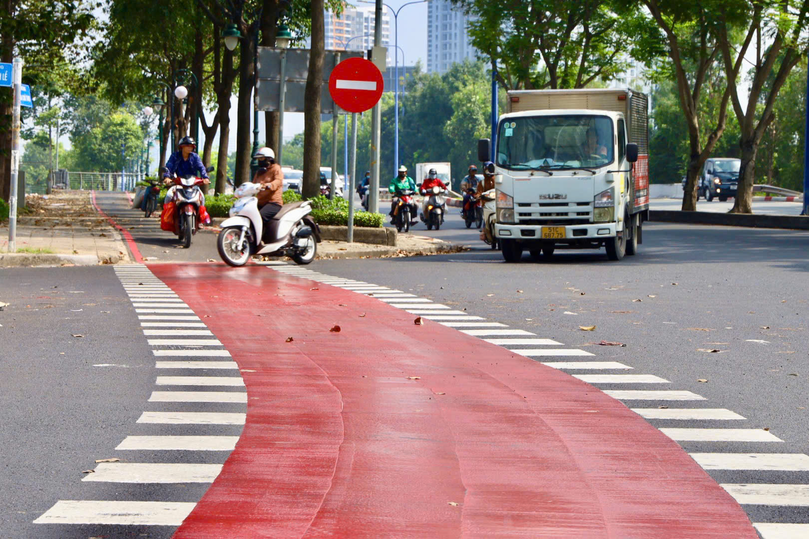 Làn xe đạp trên đường Mai Chí Thọ hoàn thành, xe máy cần tránh nếu không muốn bị phạt - Ảnh 1.
