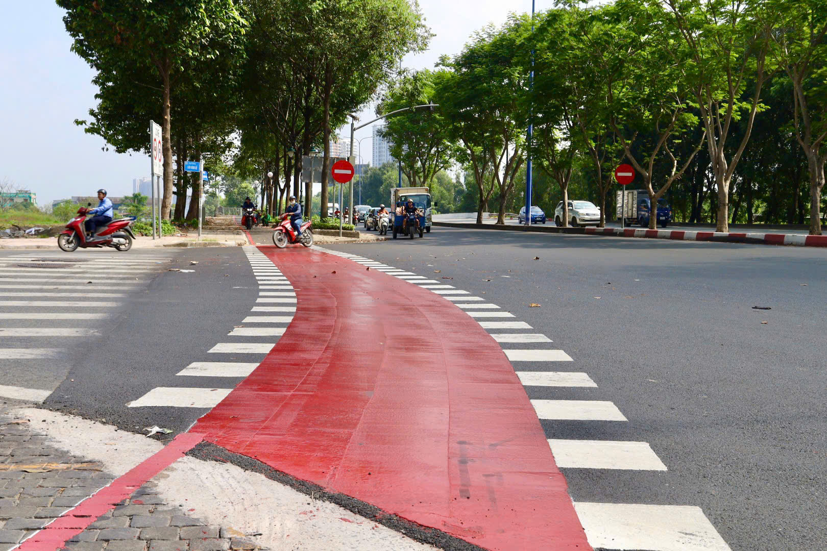 Làn xe đạp trên đường Mai Chí Thọ hoàn thành, xe máy cần tránh nếu không muốn bị phạt - Ảnh 2.