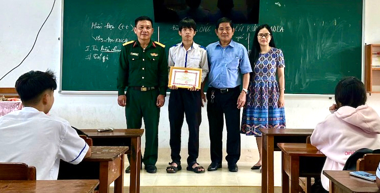 Khen thưởng nam sinh kịp thời cứu phi công nhảy dù sau vụ rơi máy bay Yak-130 - Ảnh 2.