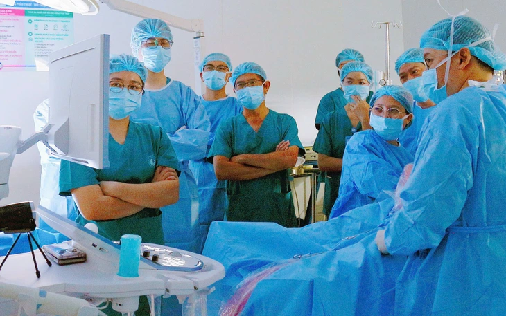 Từ mũi kim xuyên tử cung đến thông tim trong 30 phút, bào thai thứ 12 chào đời an toàn - Ảnh 2.