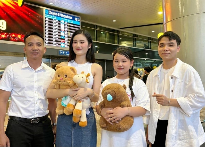 "Tóm dính" Ý Nhi và bạn trai sau đêm Chung kết, có một hành động chưa Hoa hậu nào dám làm!- Ảnh 4.
