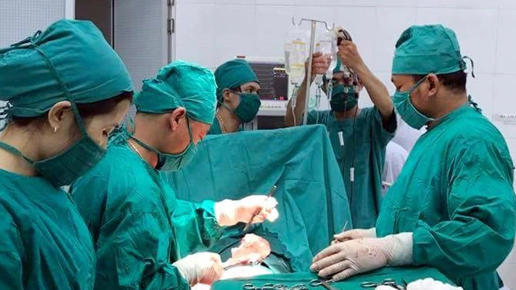 Hai bệnh viện Từ Dũ và Chợ Rẫy xuyên đêm mổ lấy khối thai sát động mạch chủ bụng cực hiếm gặp - Ảnh 2.